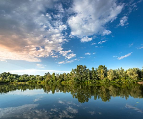 A calm and clear lake reflecting the sky, symbolizing a clear mind.